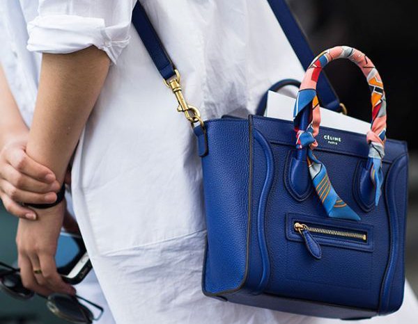 今春はスカーフが大注目！「さりげないのにオシャレ」に見えるスカーフの使い方って？