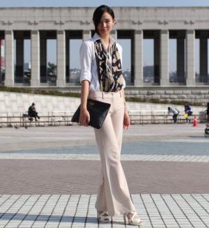 今春はスカーフが大注目！「さりげないのにオシャレ」に見えるスカーフの使い方って？