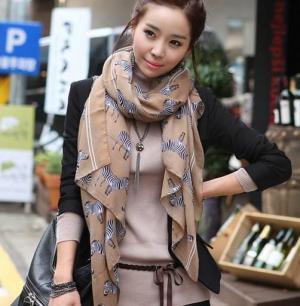 今春はスカーフが大注目！「さりげないのにオシャレ」に見えるスカーフの使い方って？