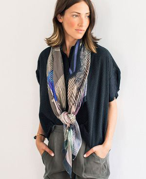 今春はスカーフが大注目！「さりげないのにオシャレ」に見えるスカーフの使い方って？