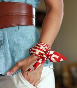 今春はスカーフが大注目！「さりげないのにオシャレ」に見えるスカーフの使い方って？