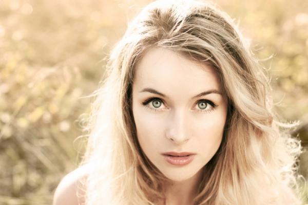 大人女子が殺到中！簡単にローラの「愛される瞳」を作って可愛くなれるって？