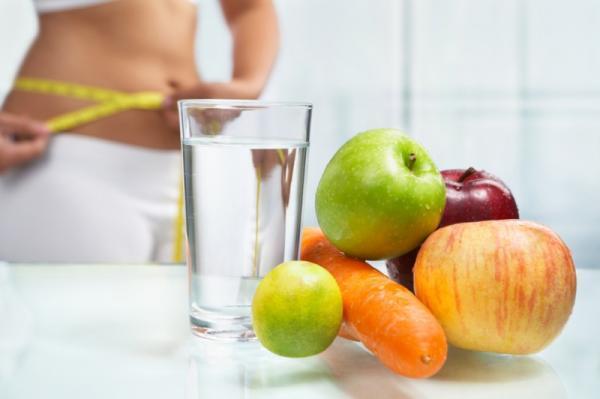 水にフルーツをいれて冷やすだけ！美容効果が絶大な「デトックス水」の作り方