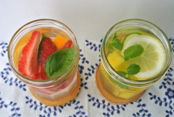 水にフルーツをいれて冷やすだけ！美容効果が絶大な「デトックス水」の作り方