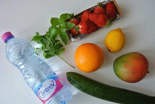 水にフルーツをいれて冷やすだけ！美容効果が絶大な「デトックス水」の作り方