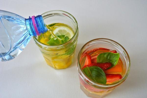 水にフルーツをいれて冷やすだけ！美容効果が絶大な「デトックス水」の作り方