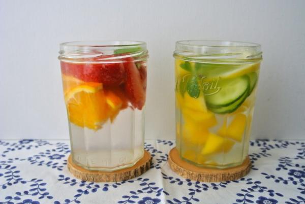 水にフルーツをいれて冷やすだけ！美容効果が絶大な「デトックス水」の作り方
