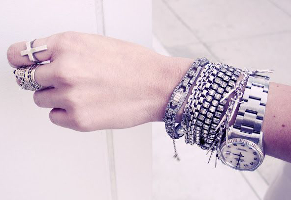 春のシンプル服が「最旬アクセ」で見違える！ヘルシーな色気で女っぷりを上げて