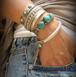 春のシンプル服が「最旬アクセ」で見違える！ヘルシーな色気で女っぷりを上げて