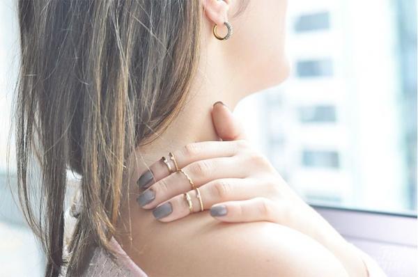 春のシンプル服が「最旬アクセ」で見違える！ヘルシーな色気で女っぷりを上げて