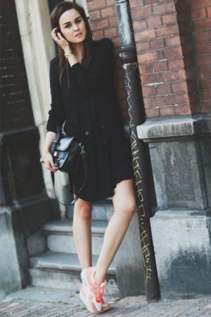 誰でも簡単！かっこよく「春色スニーカー」を履きこなすには？