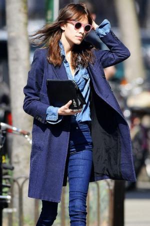 オンもオフも大活躍！春の大本命「チェスターコート」の着まわしテクとは？