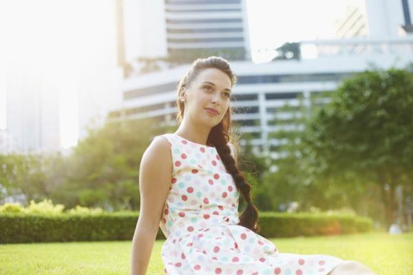 流行のナチュラルスタイル！リラックス感のある女らしい着こなし方とは？