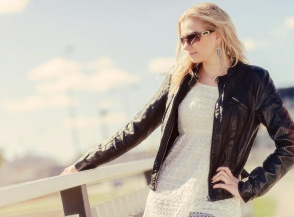 レザージャケットを女っぽく！リラックスフェミニンに着こなす方法6パターン