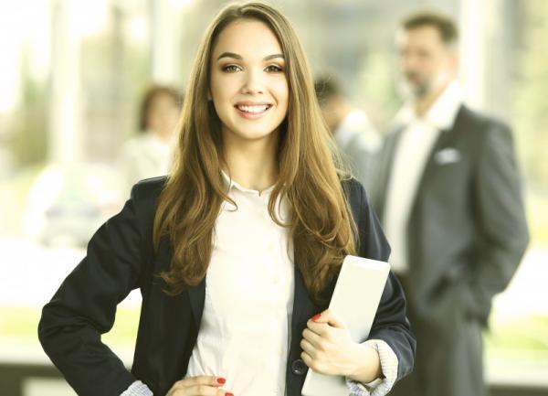 マンネリ通勤コーデが見違える！定番「黒のテーラードジャケット」を新鮮に着まわすテク