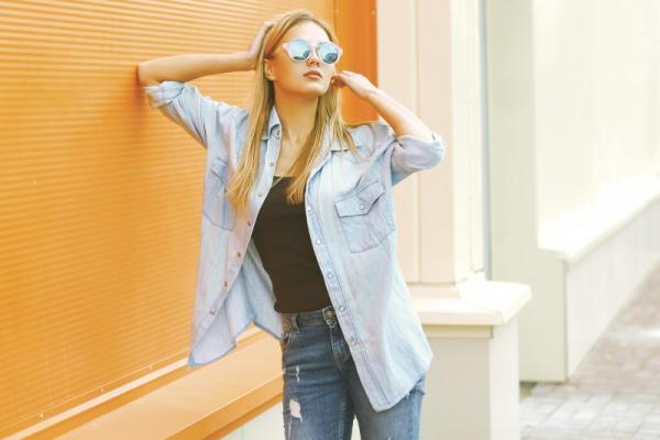春夏はデニムシャツが大流行！今年らしい着こなしテクとは？
