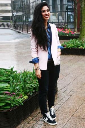 春夏はデニムシャツが大流行！今年らしい着こなしテクとは？