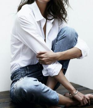 こなれ感が抜群！今シーズン流行のシャツにあわせた「アクセ」の選び方って？