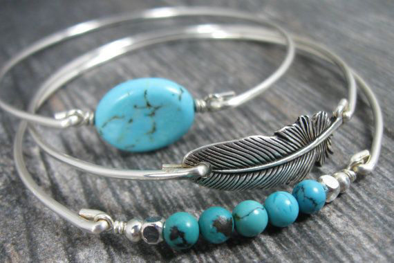 こなれ感が抜群！今シーズン流行のシャツにあわせた「アクセ」の選び方って？