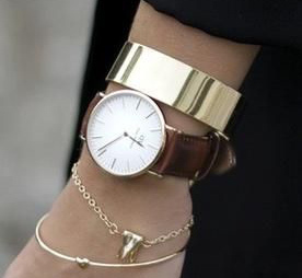 こなれ感が抜群！今シーズン流行のシャツにあわせた「アクセ」の選び方って？