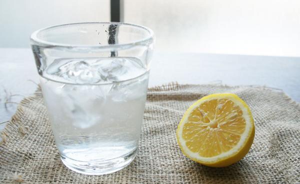 「朝だるい・・・」ならレモン水を！安価で美容効果がもりだくさん！