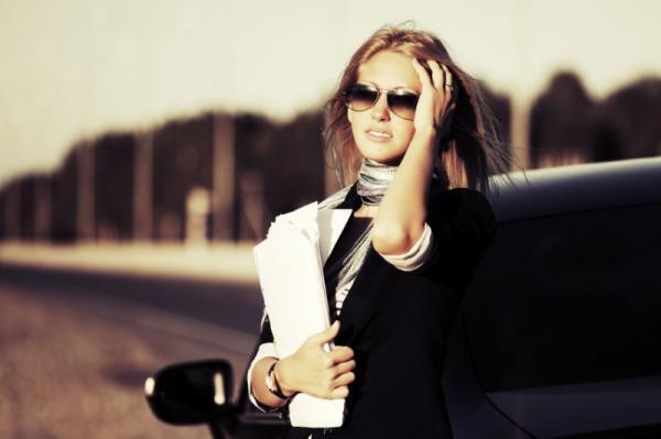 オフィスで目を引く！ハンサムなパンツスタイルを女っぽく履きこなすには？