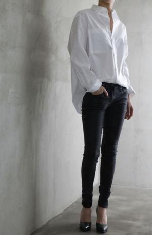 オフィスで目を引く！ハンサムなパンツスタイルを女っぽく履きこなすには？