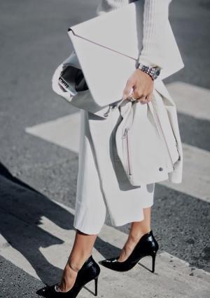 オフィスで目を引く！ハンサムなパンツスタイルを女っぽく履きこなすには？