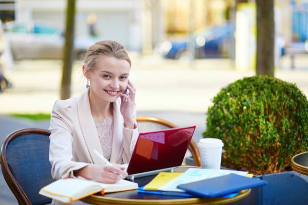 ちょっとした小物テクだけ！お決まりのオフィスファッションが劇的に今風に！