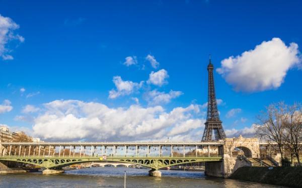 30代女性が目指したい！パリジェンヌの究極にシンプルなファッションの極意とは？