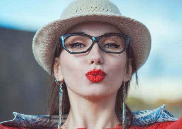 顔が若返る!? たるみやほうれい線を消す「表情筋エクササイズ」6選