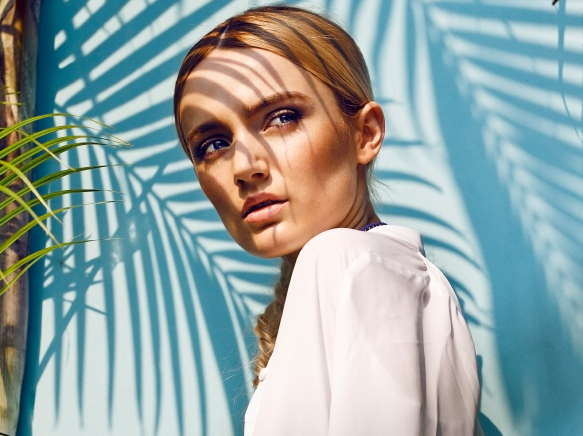 着こなしの幅がグンと広がる！白シャツを素材別に着こなす方法