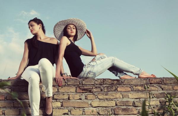 こなれ感も旬ムードも抜群！「ダメージデニム」をキレイめに履きこなすポイント3つ