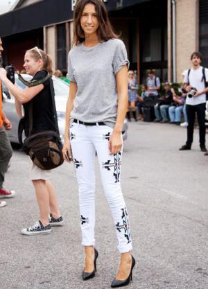 配色テクを覚えるだけ！「ライトグレー」を春夏っぽくオシャレに着こなすには？