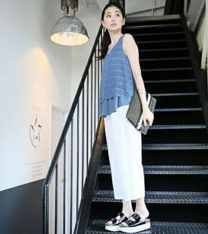 セクシー過ぎはNG！流行の「透け素材トップス」を上品に着こなす方法