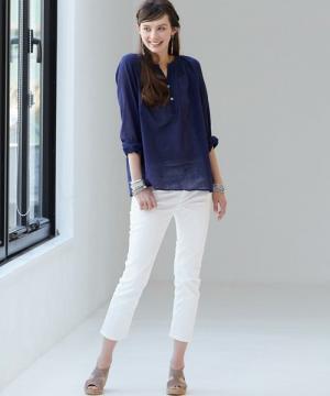 セクシー過ぎはNG！流行の「透け素材トップス」を上品に着こなす方法