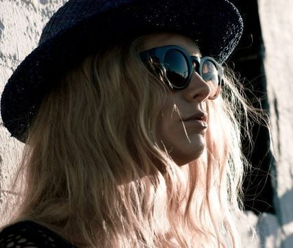 デイリー使いできる大人サングラスって？シンプルおしゃれなアイテムの選び方