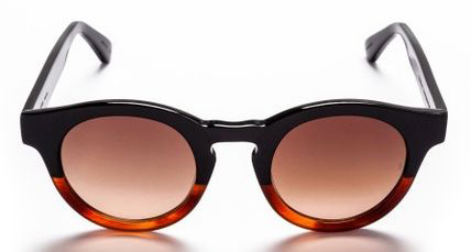 デイリー使いできる大人サングラスって？シンプルおしゃれなアイテムの選び方