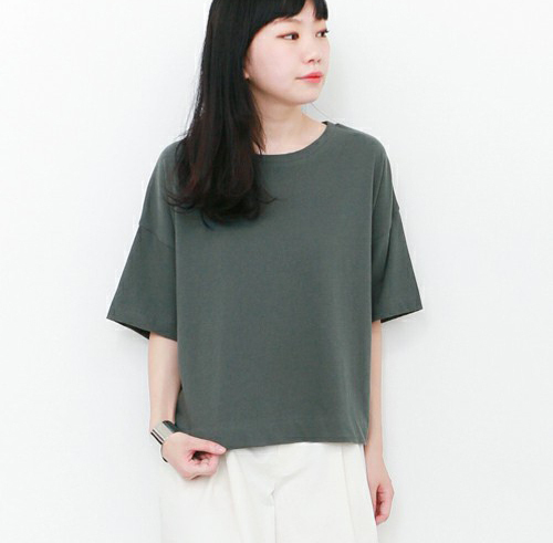 気になる二の腕をさりげなくカバーできる！夏のトレンドトップスって？