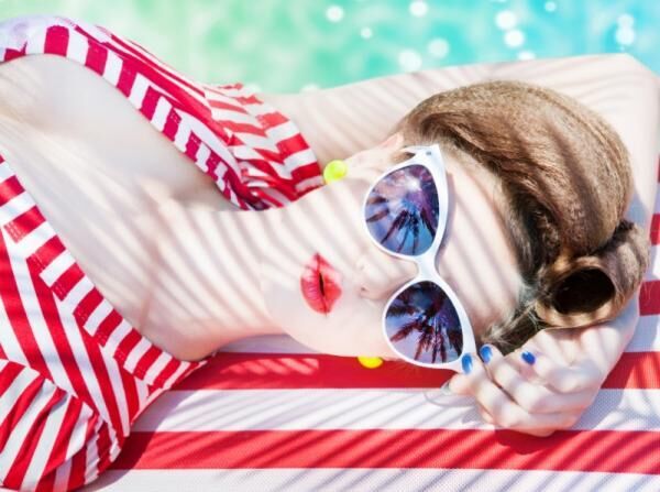 今年は 薄めカラー のサングラスが流行 おしゃれに日常使いするには 15年7月9日 ウーマンエキサイト 1 2