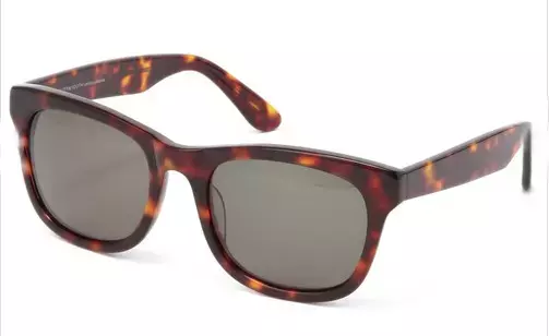 今年は「薄めカラー」のサングラスが流行！おしゃれに日常使いするには？