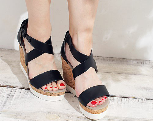 リラックス感たっぷり！今年の夏にはきたい大人っぽい旬顏サンダルとは？