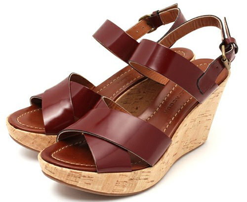 リラックス感たっぷり！今年の夏にはきたい大人っぽい旬顏サンダルとは？