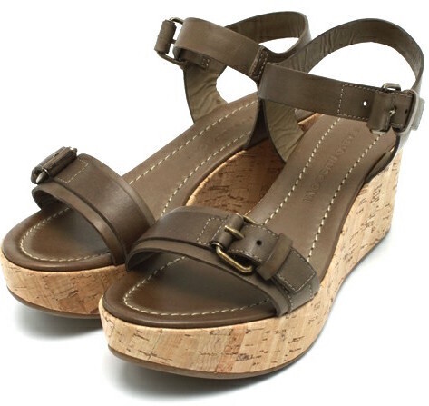 リラックス感たっぷり！今年の夏にはきたい大人っぽい旬顏サンダルとは？