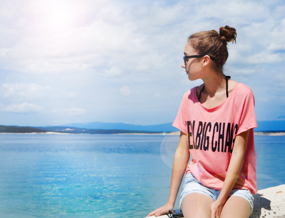 絶対似合う！この夏の流行「ロゴTシャツ」を大人っぽく着こなすには？