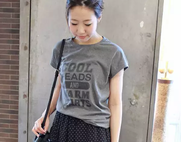 絶対似合う！この夏の流行「ロゴTシャツ」を大人っぽく着こなすには？