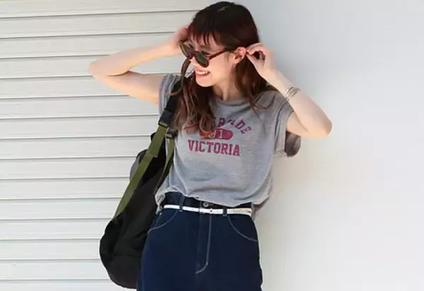 絶対似合う！この夏の流行「ロゴTシャツ」を大人っぽく着こなすには？