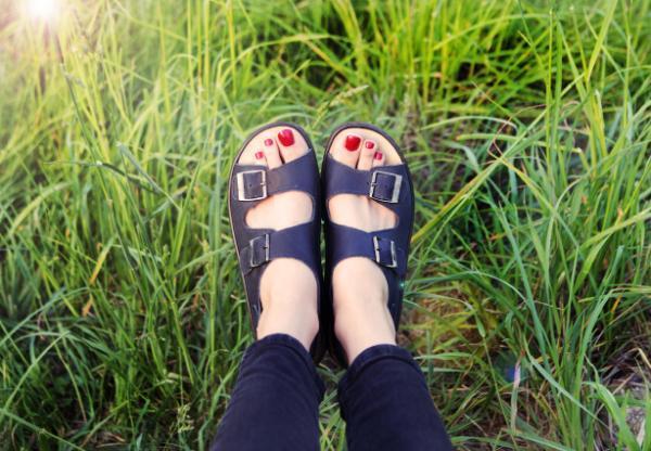今年流行のスポーティサンダルを大人っぽく品よく履きこなす方法
