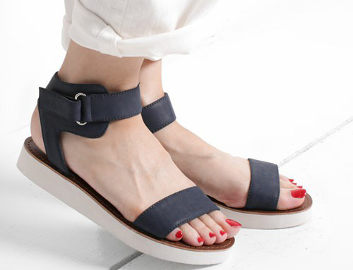今年流行のスポーティサンダルを大人っぽく品よく履きこなす方法