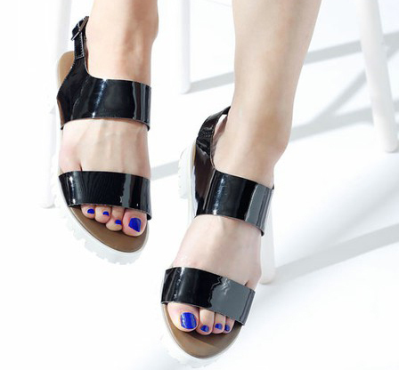今年流行のスポーティサンダルを大人っぽく品よく履きこなす方法